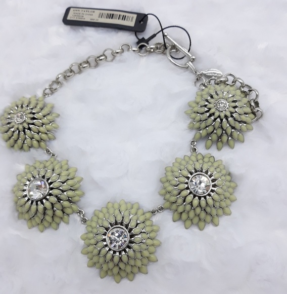 Ann Taylor Flower Necklace New With Tag - Picture 2 of 5